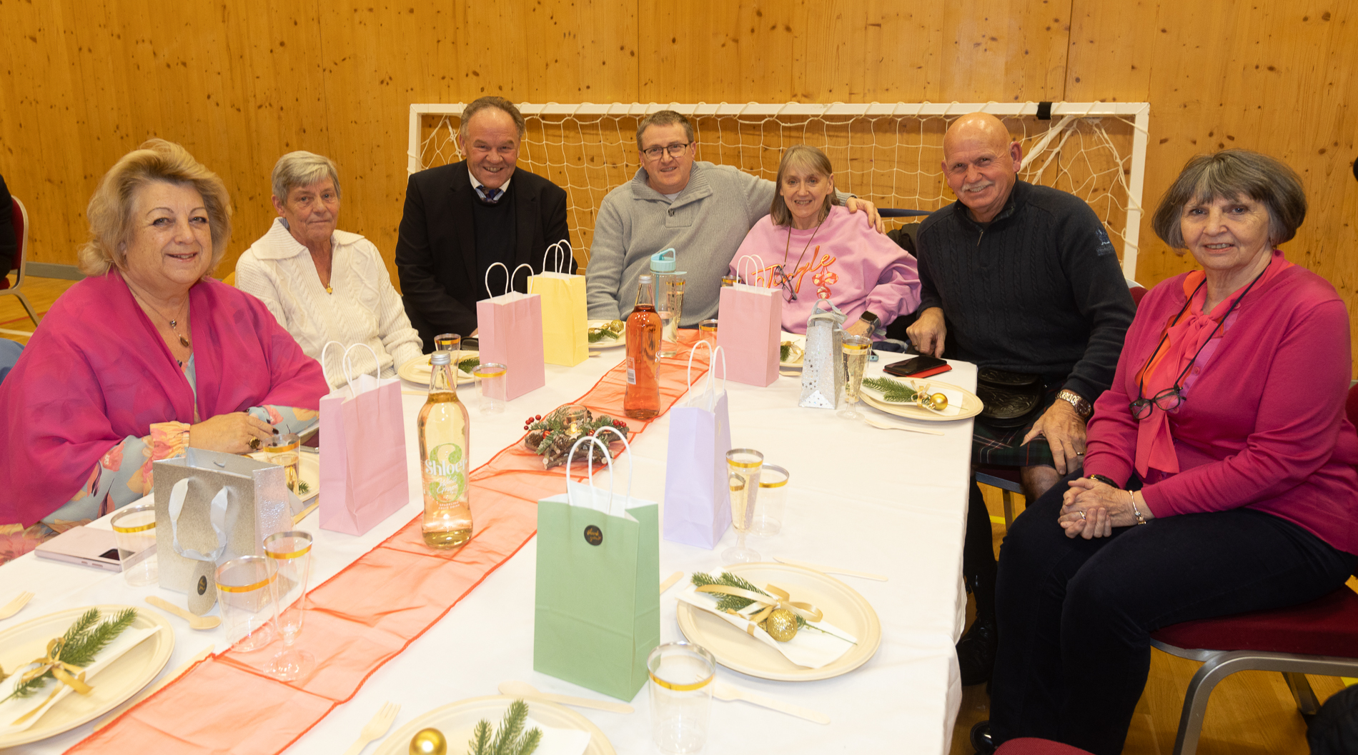 Cllr Linda Erskine and Cllr Alex Campbell with volunteers from Lochgelly Lunches.