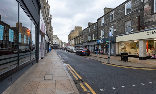 Kirkcaldy High Street / outside the Exchequer